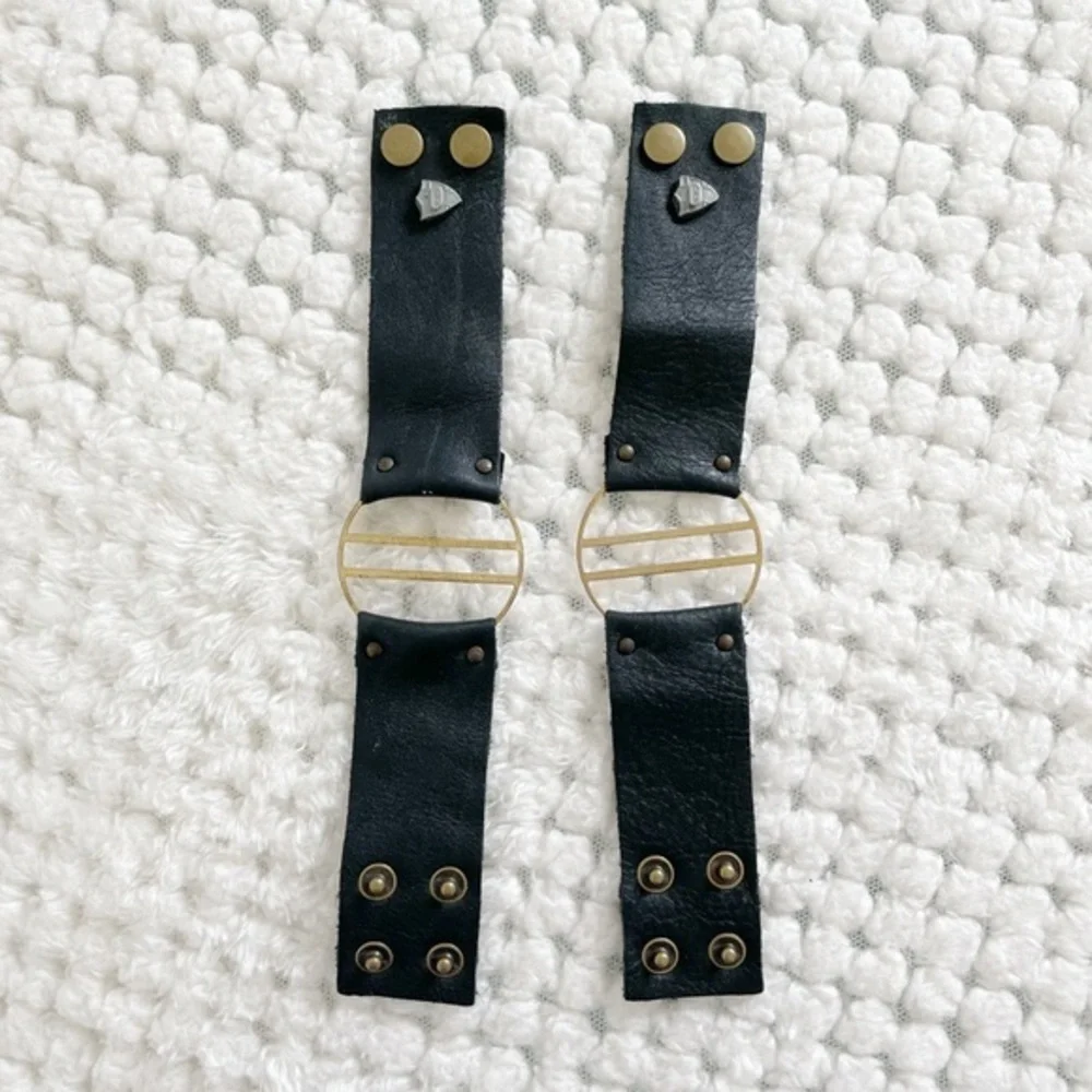 Two‎ leather brackets black gold